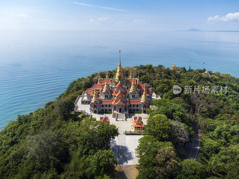 从空中俯瞰泰国，Prachuap Khiri Khan通柴山顶上的寺庙